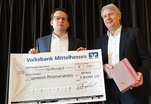 Tobias Eckert (MdL) überreicht den Spendenscheck an Oberstudiendirektor Stefan Ketter